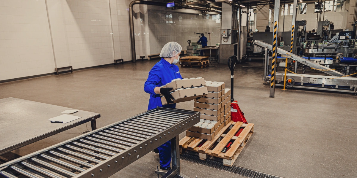 Готовый продукт забирают с&nbsp;конвейера и&nbsp;везут на&nbsp;склад