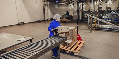 Готовый продукт забирают с&nbsp;конвейера и&nbsp;везут на&nbsp;склад