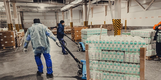 Готовый продукт забирают с&nbsp;конвейера и&nbsp;везут на&nbsp;склад