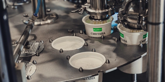 Готовую сметану фасуют, закрывают крышкой и&nbsp;отправляют на&nbsp;склад
