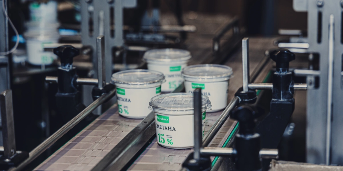 Готовую сметану фасуют, закрывают крышкой и&nbsp;отправляют на&nbsp;склад