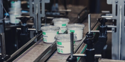 Готовую сметану фасуют, закрывают крышкой и&nbsp;отправляют на&nbsp;склад