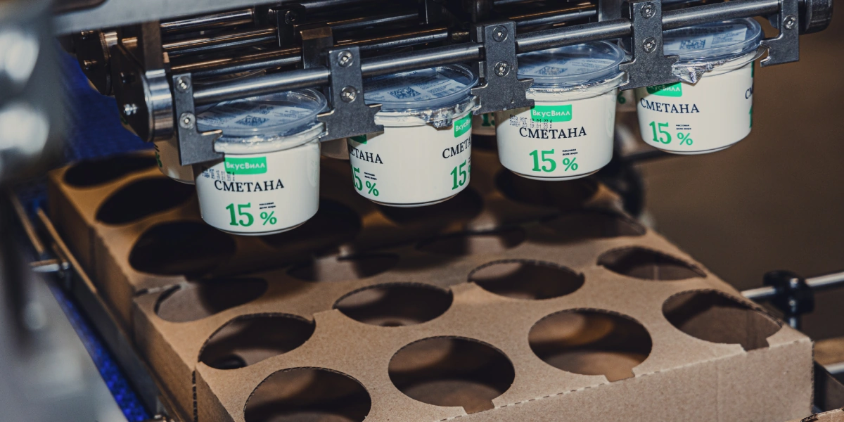 Готовую сметану фасуют, закрывают крышкой и&nbsp;отправляют на&nbsp;склад