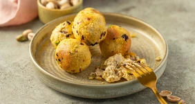 Веганские сырники (тофники) с&nbsp;вишней и&nbsp;фисташками