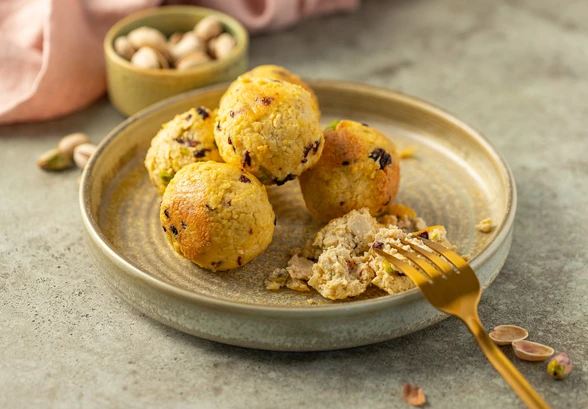 Рецепт «Веганские сырники (тофники) с&nbsp;вишней и&nbsp;фисташками»