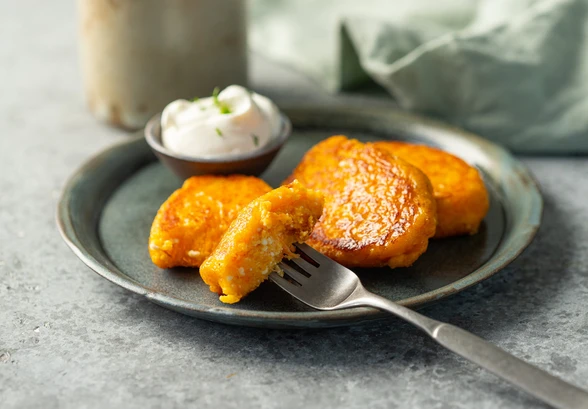 Рецепт «Сырники с&nbsp;манкой и&nbsp;морковью»