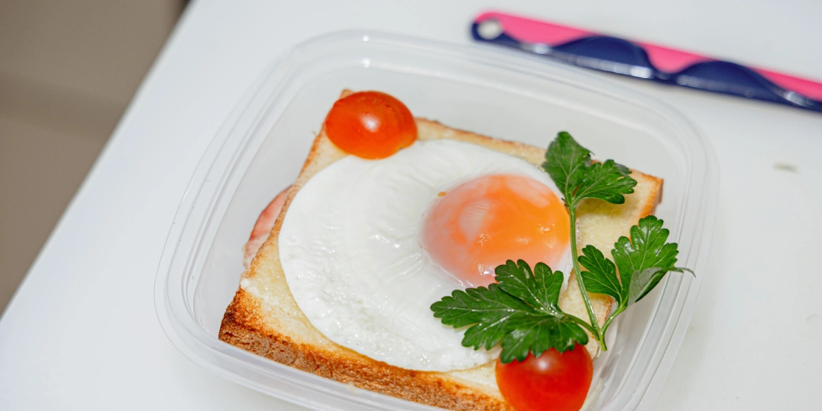 В меню завтраков — несколько видов каш и&nbsp;блинчиков, омлеты, яичница, сырники, гранола, а также разнообразные сэндвичи