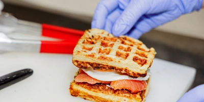 Для тех, кто предпочитает плотный завтрак, в&nbsp;меню Сгоряча рекомендуем обратить внимание на&nbsp;картофельные вафли с&nbsp;яйцом, лососем или беконом на&nbsp;выбор и&nbsp;тяжёлую артиллерию в&nbsp;виде английского и&nbsp;деревенского завтраков 