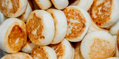 Одно из&nbsp;популярных блюд среди покупателей ВкусВилла — сырники. И&nbsp;сделать выбор довольно сложно, ведь в&nbsp;каталоге для&nbsp;заказа доступны как классические сырники, так и&nbsp;с&nbsp;начинками: вишня или малина