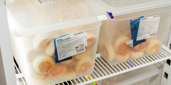 Сырники в&nbsp;замороженном виде привозят поставщики ВкусВилла сразу трёхкилограммовыми упаковками. При&nbsp;поступлении заказа от&nbsp;покупателя, блюдо доводят до&nbsp;кулинарной готовности в&nbsp;печи