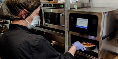 В многофункциональной печи готовят также омлеты и&nbsp;хот-доги, разогревают супы и&nbsp;вторые блюда