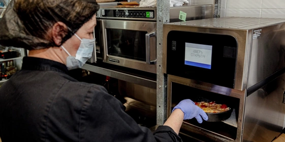 В многофункциональной печи готовят также омлеты и&nbsp;хот-доги, разогревают супы и&nbsp;вторые блюда