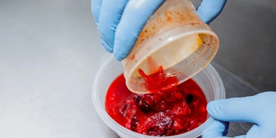 Супы разогревают, переливают в&nbsp;герметичную тару, украшают и&nbsp;помещают в&nbsp;термоупаковку