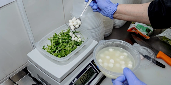 Процесс приготовления салата с&nbsp;томатами черри и&nbsp;мини-моцареллой