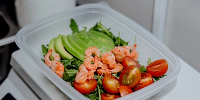 Салат с&nbsp;северной креветкой и&nbsp;авокадо