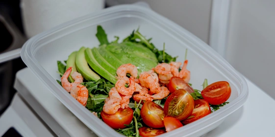 Салат с&nbsp;северной креветкой и&nbsp;авокадо