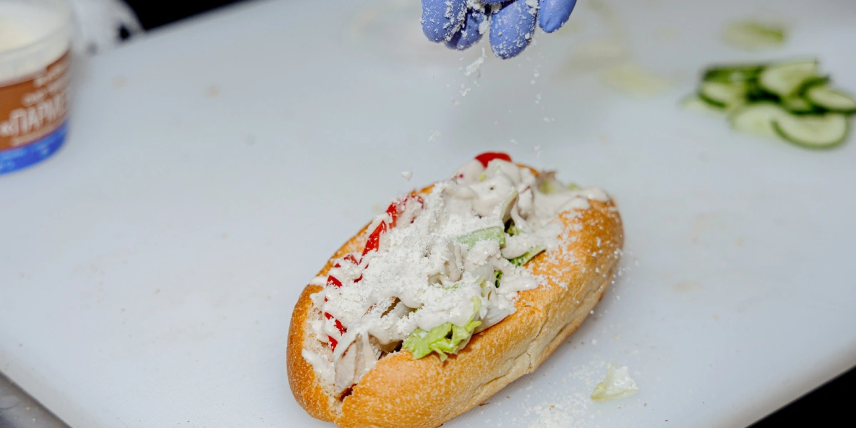 Новички каталога — хот-доги с&nbsp;разнообразными начинками: классический, мясной, цезарь и&nbsp;суздальский. Последний обязан своим названием обилию огурцов в&nbsp;составе, как свежих, так и&nbsp;солёных. А где, как не в&nbsp;Суздале, существует собственный праздник под&nbsp;названием «День огурца»