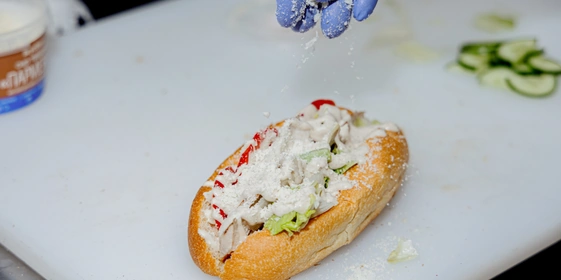 Новички каталога — хот-доги с&nbsp;разнообразными начинками: классический, мясной, цезарь и&nbsp;суздальский. Последний обязан своим названием обилию огурцов в&nbsp;составе, как свежих, так и&nbsp;солёных. А где, как не в&nbsp;Суздале, существует собственный праздник под&nbsp;названием «День огурца»