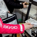 В тепловой витрине, где поддерживается постоянная температура +65 градусов, заказ ожидает курьера. Покупателю блюдо доставляется в&nbsp;термосумке