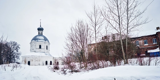 Рядом с&nbsp;шоколадной фабрикой находится храм, возведённый в&nbsp;конце XVIII века вместо&nbsp;деревянной церкви. Позже к&nbsp;нему пристроили трапезную — она справа на&nbsp;фотографии