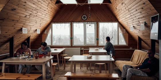 Внутри домика помимо&nbsp;цехов обустроена красивая столовая для&nbsp;сотрудников