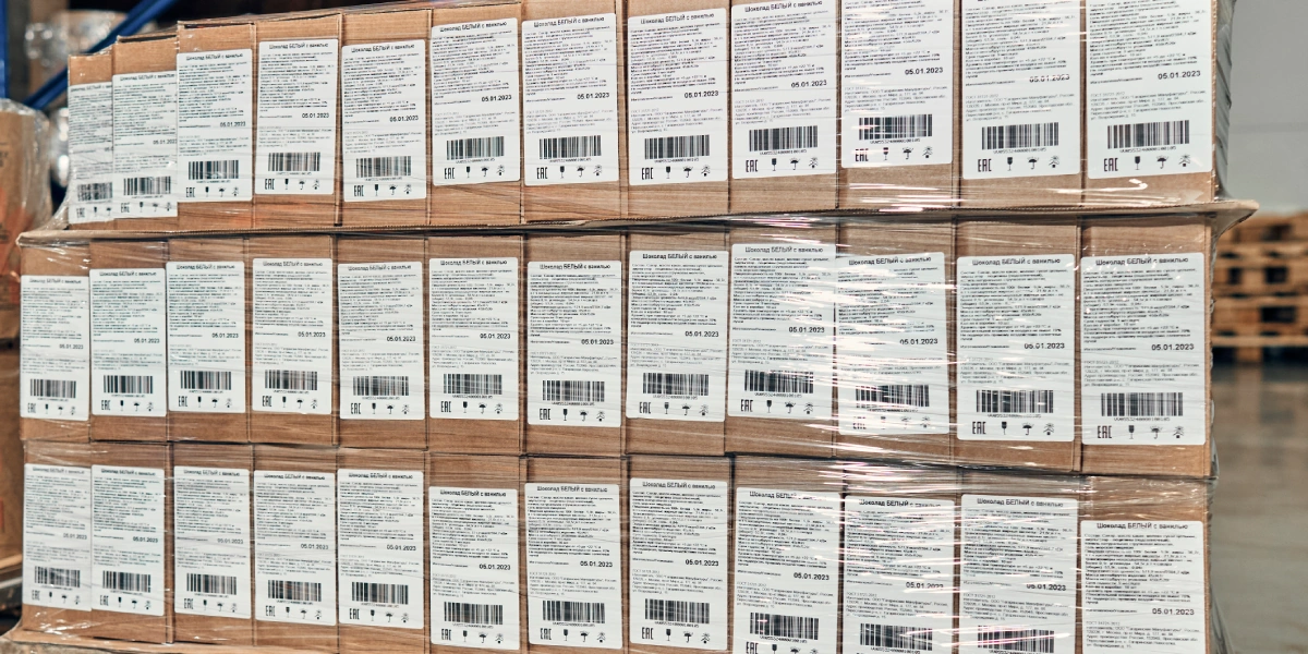 В составе белого шоколада кроме&nbsp;ингредиентов, которые мы уже перечислили, есть ваниль, морская соль и&nbsp;эмульгатор — подсолнечный лецитин. Эмульгатор нужен, чтобы шоколадная масса получилась не слишком густой и&nbsp;её легко было разливать по&nbsp;формам. Эти ингредиенты добавляют в&nbsp;массу на&nbsp;этапе конширования 