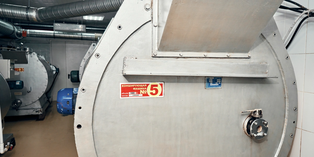 Во время конширования — процесса смешивания ингредиентов — можно регулировать горечь и&nbsp;в&nbsp;целом влиять на&nbsp;вкус и&nbsp;текстуру продукта