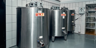 После конширования шоколадную массу дегустируют технологи: важно, чтобы в&nbsp;ней не было кислоты и&nbsp;горечи, которые не свойственны шоколаду «Гагаринских мануфактур». Если что-то из&nbsp;этого обнаружили, конширование продолжается, пока ненужные вкусы не уйдут. Если всё в&nbsp;порядке, шоколадную массу переливают в&nbsp;котлы временного хранения, как на&nbsp;фото, откуда затем она отправляется на&nbsp;розлив и&nbsp;темперирование