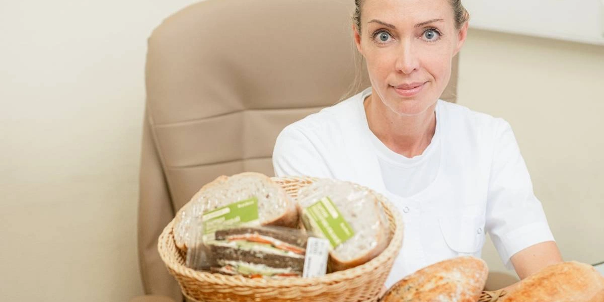 Уна Томсоне — один из&nbsp;основателей ООО «Пряник». Необычными для&nbsp;России именем и&nbsp;фамилией она обязана латышским корням. Уна переехала в&nbsp;Москву в&nbsp;1995 году, где занялась несколькими бизнесами, в&nbsp;числе которых в&nbsp;разное время были столовая, дистрибуция южнокорейской косметики, а после&nbsp;и&nbsp;собственная пекарня, поставляющая ремесленный хлеб в&nbsp;элитные рестораны Москвы