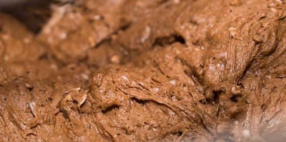 В ООО «Пряник» работает отдельный цех по&nbsp;производству сэндвича с&nbsp;лососем. Все ингредиенты (творожный сыр, сливки, лук, огурцы, лосось) закупаются у поставщиков ВкусВилла, что гарантирует высокое качество сырья. А основа сэндвича — датский хлеб — выпекается прямо здесь