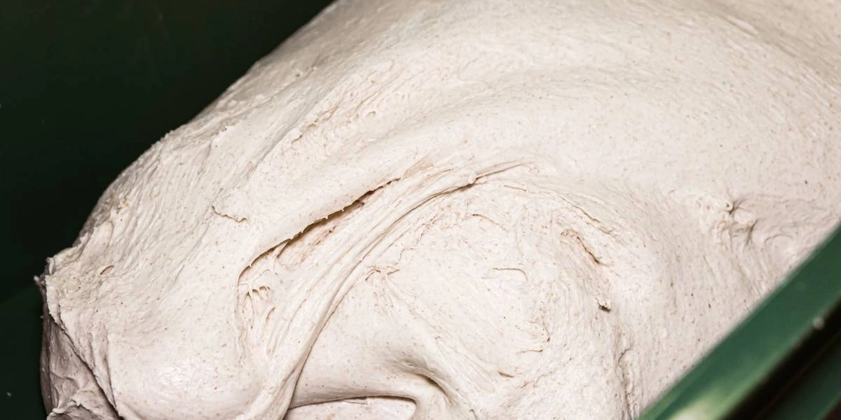 Тесто разделяют и&nbsp;помещают на&nbsp;два часа в&nbsp;специальные ёмкости — ящики для&nbsp;брожения. Каждые полчаса для&nbsp;получения пористой структуры мякиша будущего хлеба тесто растягивают и&nbsp;складывают, насыщая массу кислородом. Этот процесс носит название «обминка»