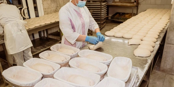 Тесто формуют особым способом и&nbsp;выкладывают в&nbsp;корзинки из&nbsp;ротанга. Чтобы мука не прилипала к&nbsp;формам, используют льняные мешочки, которые предварительно посыпают мукой. Корзинки выкладывают в&nbsp;шпильки и&nbsp;дают отдохнуть тесту ещё 45 минут. Этот процесс носит название «расстойка»