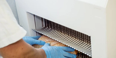 Остывший до&nbsp;комнатной температуры хлеб разрезают и&nbsp;упаковывают