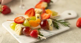 Канапе с&nbsp;сыром с&nbsp;плесенью и&nbsp;фруктами