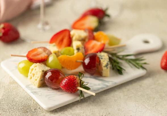 Рецепт «Канапе с&nbsp;сыром с&nbsp;плесенью и&nbsp;фруктами»