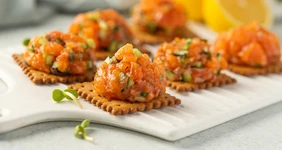 Тартар из&nbsp;лосося и&nbsp;огурца на&nbsp;крекере