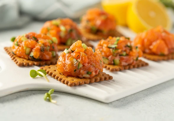 Рецепт «Тартар из&nbsp;лосося и&nbsp;огурца на&nbsp;крекере»