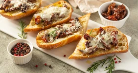 Брускетта с&nbsp;вялеными томатами и&nbsp;анчоусами