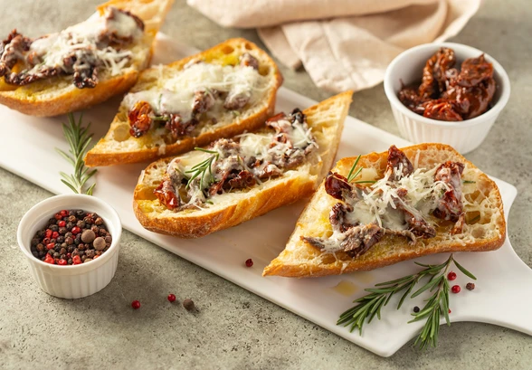 Рецепт «Брускетта с&nbsp;вялеными томатами и&nbsp;анчоусами»