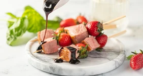 Утиная грудка с&nbsp;клубникой на&nbsp;шпажках