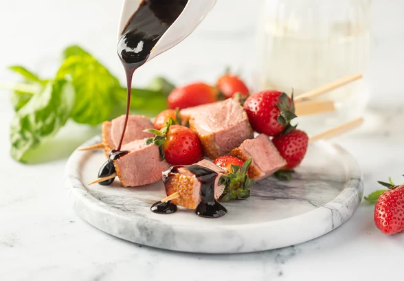 Рецепт «Утиная грудка с&nbsp;клубникой на&nbsp;шпажках»