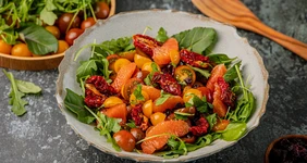 Салат с&nbsp;апельсинами и&nbsp;вялеными томатами