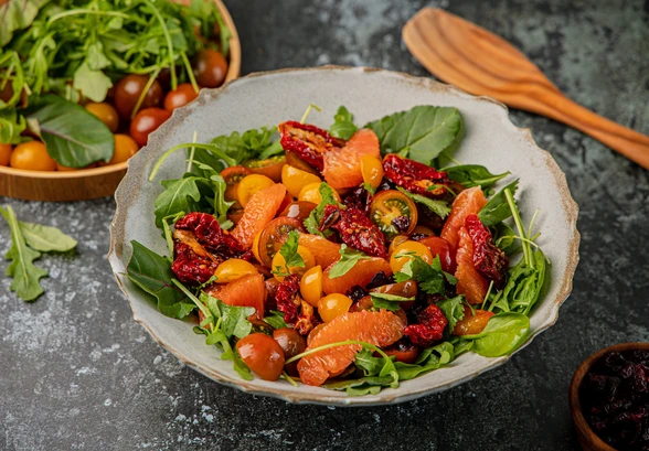 Рецепт «Салат с&nbsp;апельсинами и&nbsp;вялеными томатами»