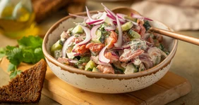 Салат «Литовский» из&nbsp;помидоров, огурцов и&nbsp;лука