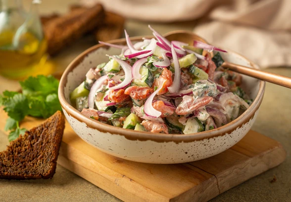 Рецепт «Салат «Литовский» из&nbsp;помидоров, огурцов и&nbsp;лука»