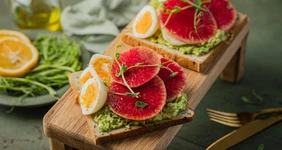 Авокадо-тосты с&nbsp;арбузной редькой и&nbsp;яйцами