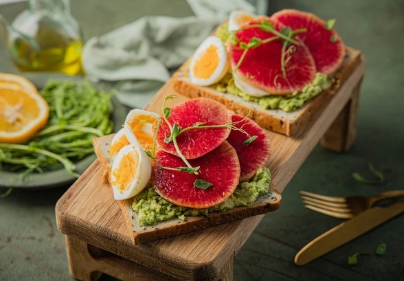 Рецепт «Авокадо-тосты с&nbsp;арбузной редькой и&nbsp;яйцами»