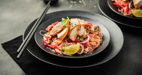 Салат с&nbsp;фунчозой, курицей и&nbsp;редькой