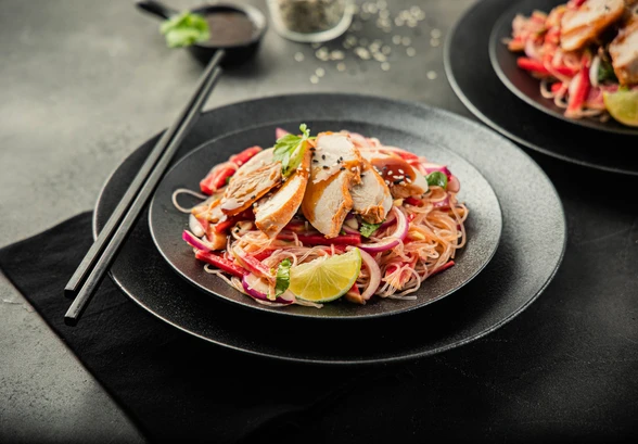 Рецепт «Салат с&nbsp;фунчозой, курицей и&nbsp;редькой»