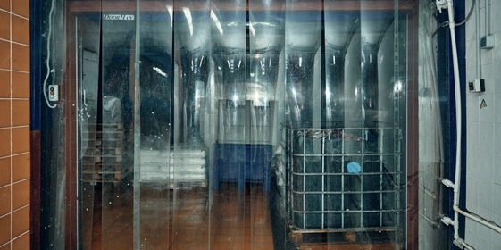 В этот ангар приезжает замороженная рыба, здесь же происходит растарка